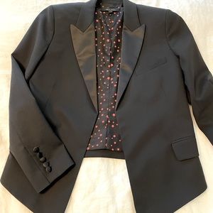 Lined, fit, cropped blazer. Lower in back.